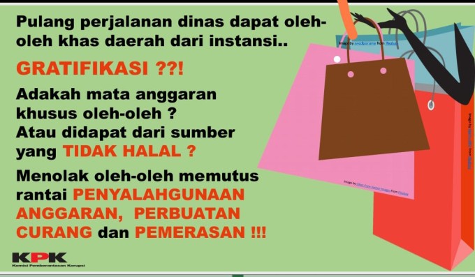 Pulang perjalanan dinas dapat oleh-oleh khas daerah dari instansi...